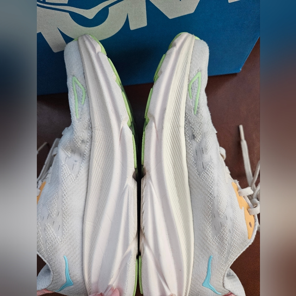 HOKA Clifton 9 size 7 womens - Picture 9 of 15